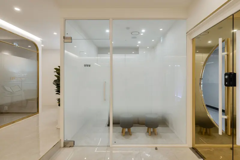 프라이버시와 세련미를 갖춘 상담실 인테리어